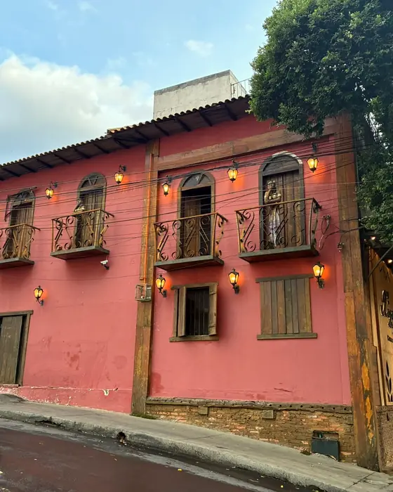 O casarão rosa de Santa Inês, com sacadas de ferro e lampiões