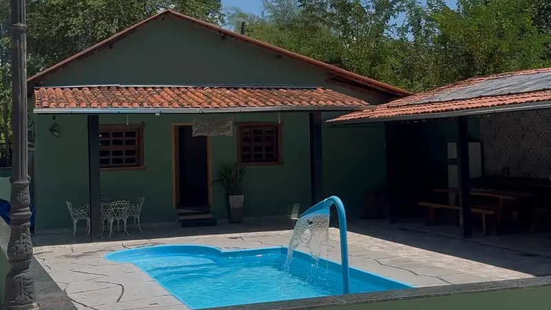 A casa do Sítio Arraial Velho com a piscina na frente