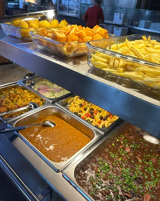 Os quentes: Mandioca, fritas, feijão e macarrão